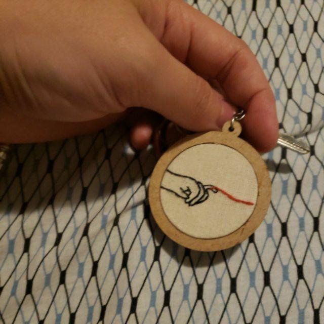 Chaveiro Bordado com Coleira Bastidos para Gatos